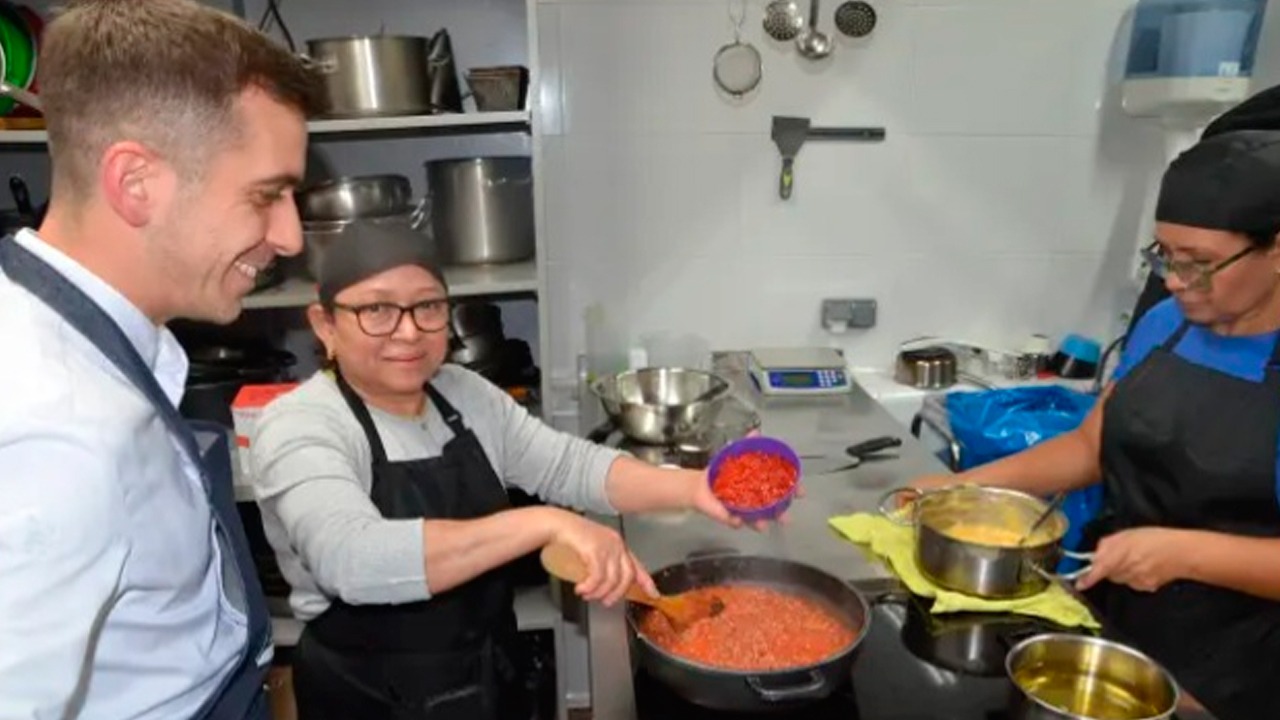 El cocinero Víctor Segura elaborando la salsa para un relleno con sus alumnos