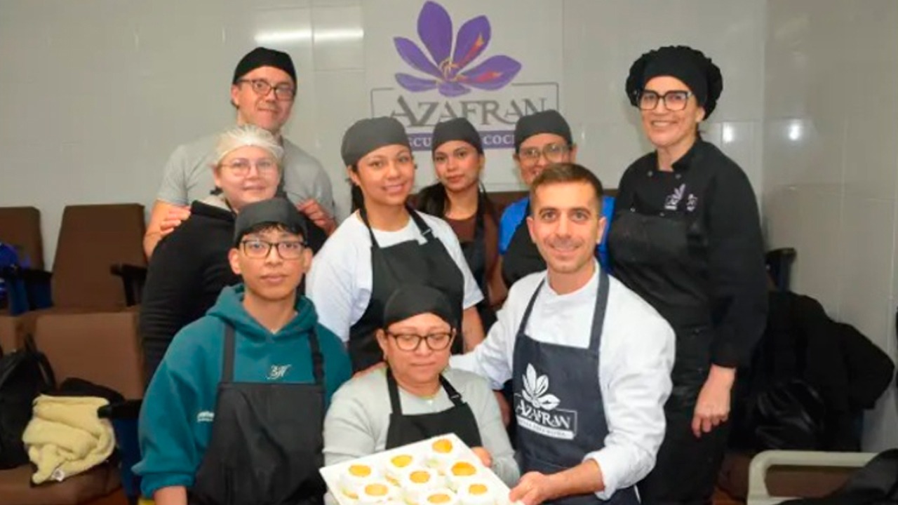Víctor Segura con algunos alumnos de la Escuela de Cocina Azafrán
