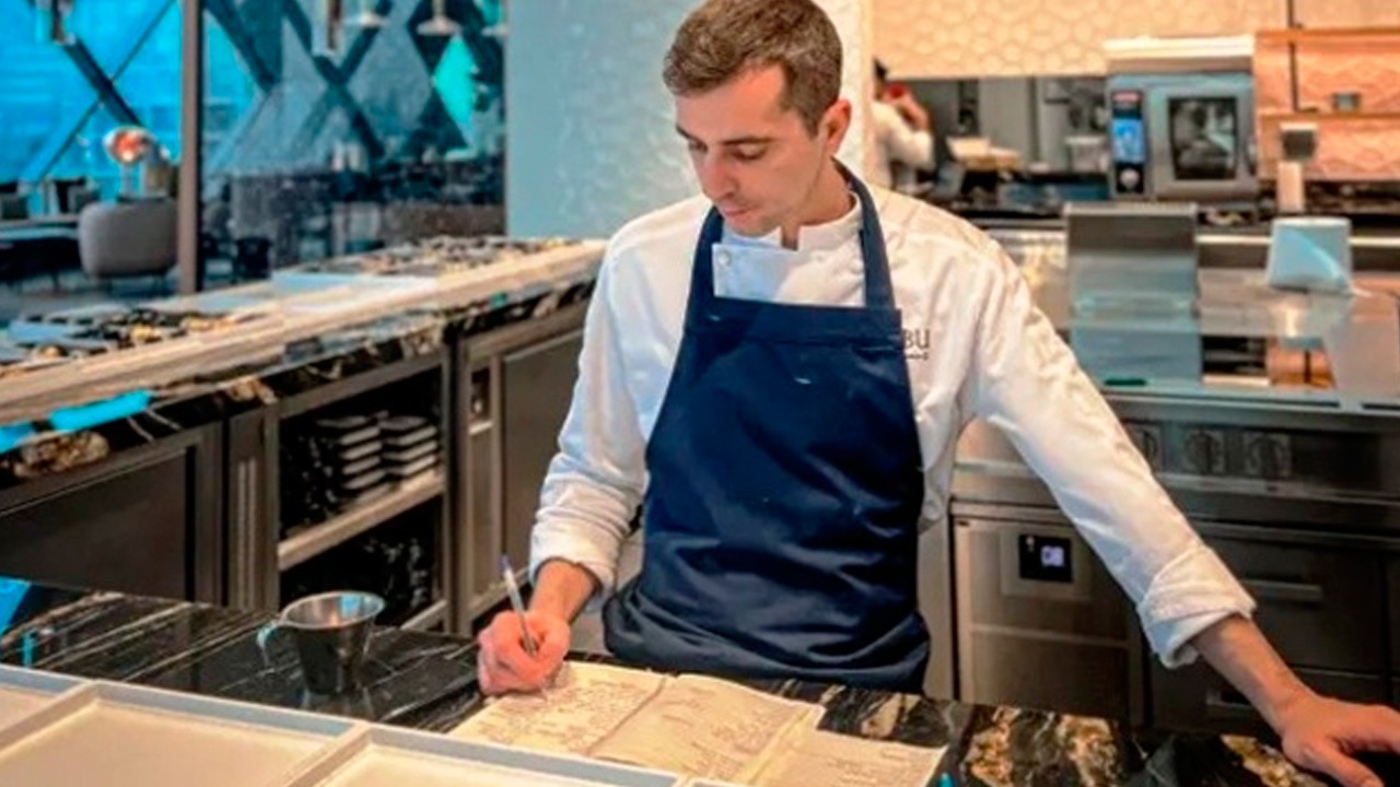 Víctor Segura en la cocina de Qabu Dubai, la segunda marca de Noor, que abrió él